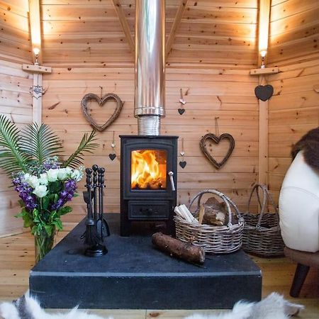 Romantic Treehouse With Hot Tub & Bbq Lodge Praze an Beeble 외부 사진
