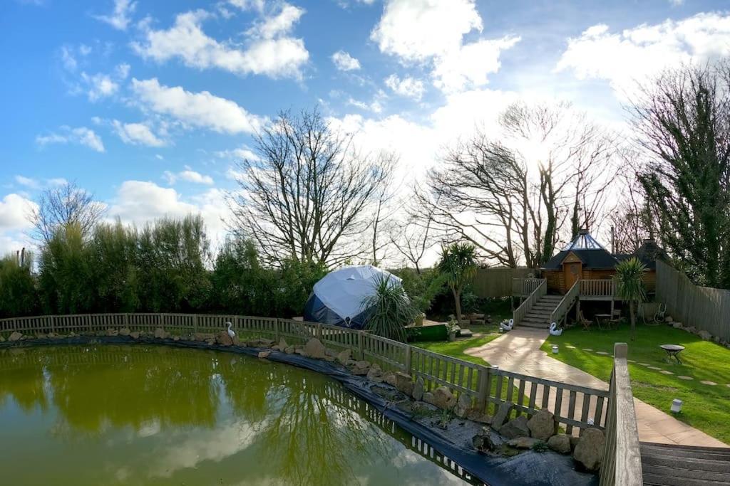 Romantic Treehouse With Hot Tub & Bbq Lodge Praze an Beeble 외부 사진