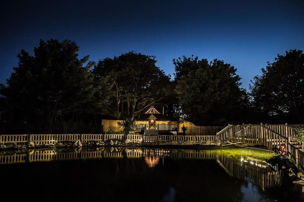 Romantic Treehouse With Hot Tub & Bbq Lodge Praze an Beeble 외부 사진