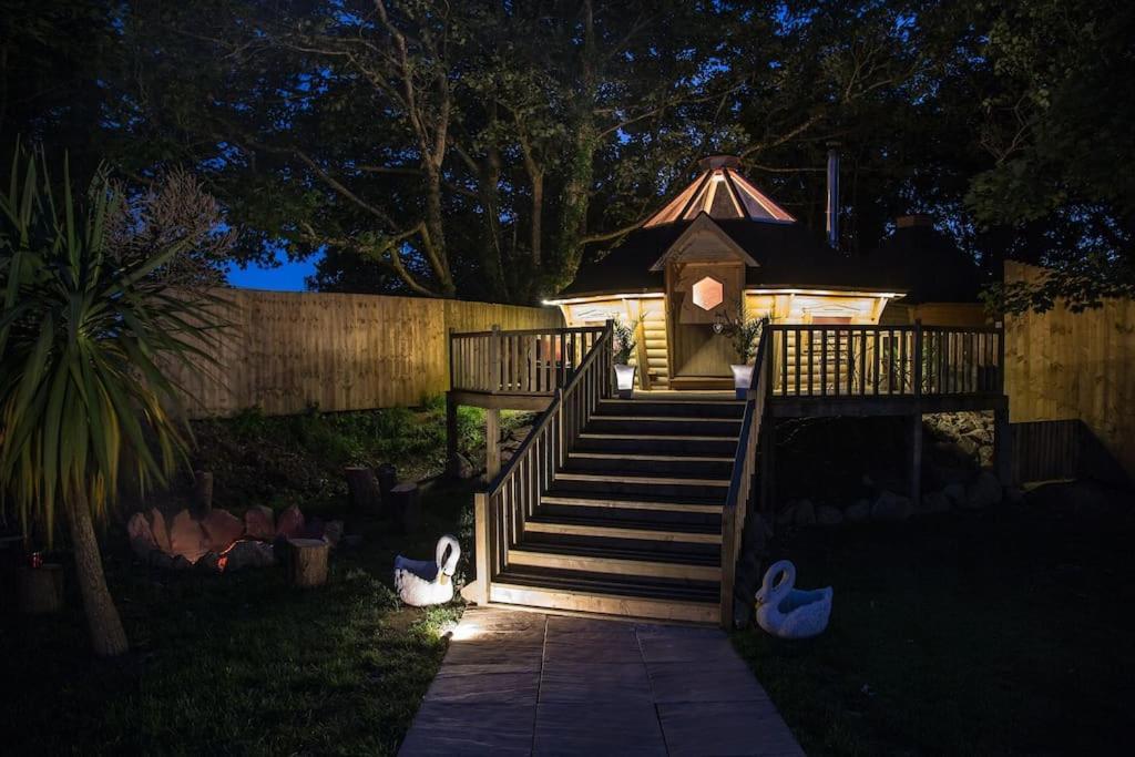 Romantic Treehouse With Hot Tub & Bbq Lodge Praze an Beeble 외부 사진
