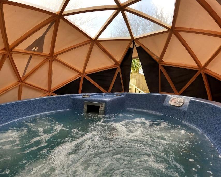 Romantic Treehouse With Hot Tub & Bbq Lodge Praze an Beeble 외부 사진