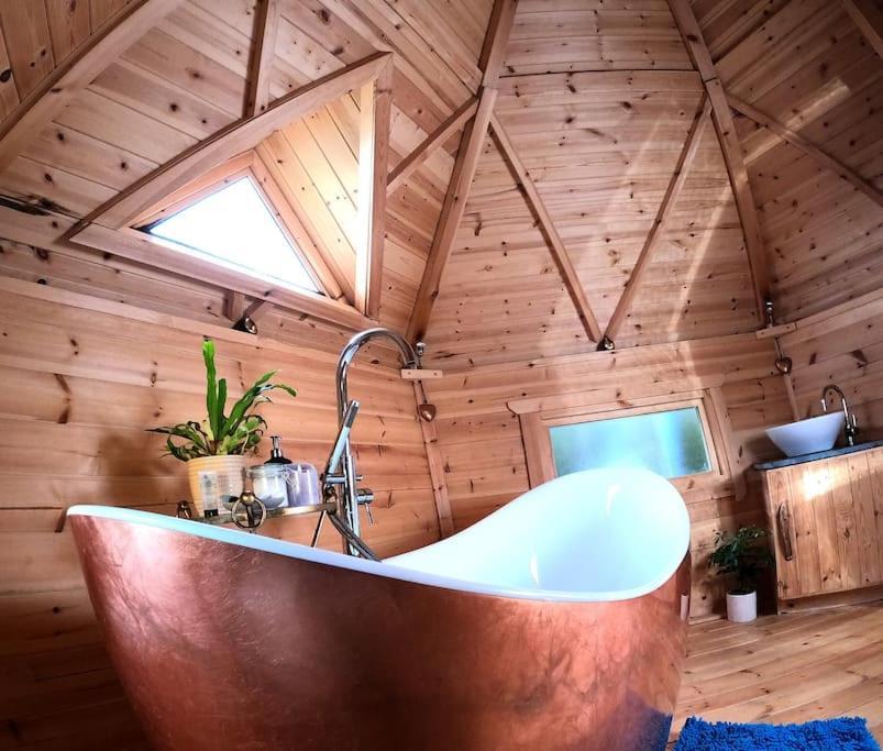 Romantic Treehouse With Hot Tub & Bbq Lodge Praze an Beeble 외부 사진