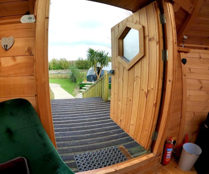 Romantic Treehouse With Hot Tub & Bbq Lodge Praze an Beeble 외부 사진