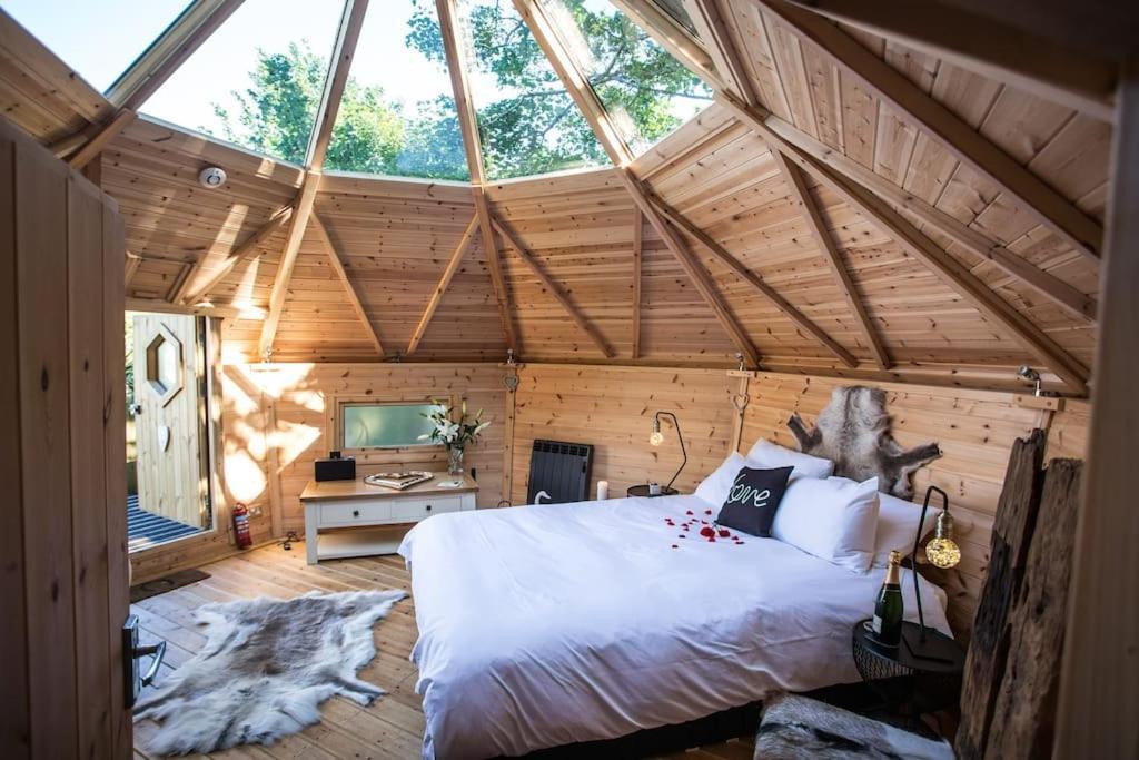 Romantic Treehouse With Hot Tub & Bbq Lodge Praze an Beeble 외부 사진