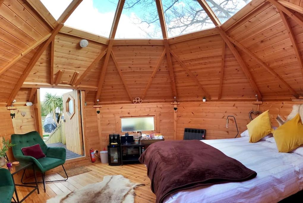 Romantic Treehouse With Hot Tub & Bbq Lodge Praze an Beeble 외부 사진