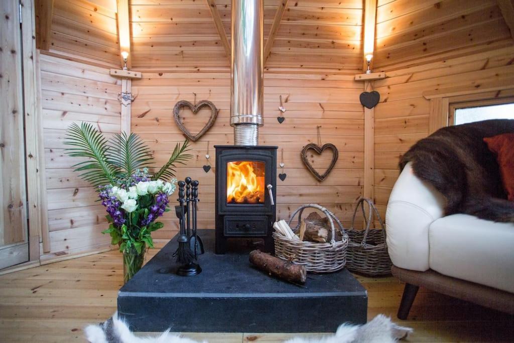 Romantic Treehouse With Hot Tub & Bbq Lodge Praze an Beeble 외부 사진